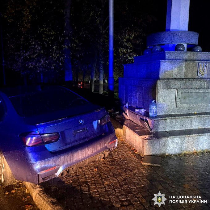 BMW врізався в стелу пам’ятника в центрі Харкова: четверо постраждалих